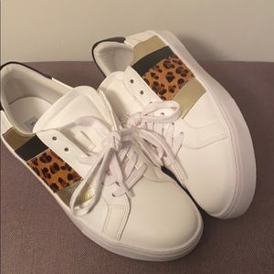 NEVER WORN! Steve Madden Sneakers